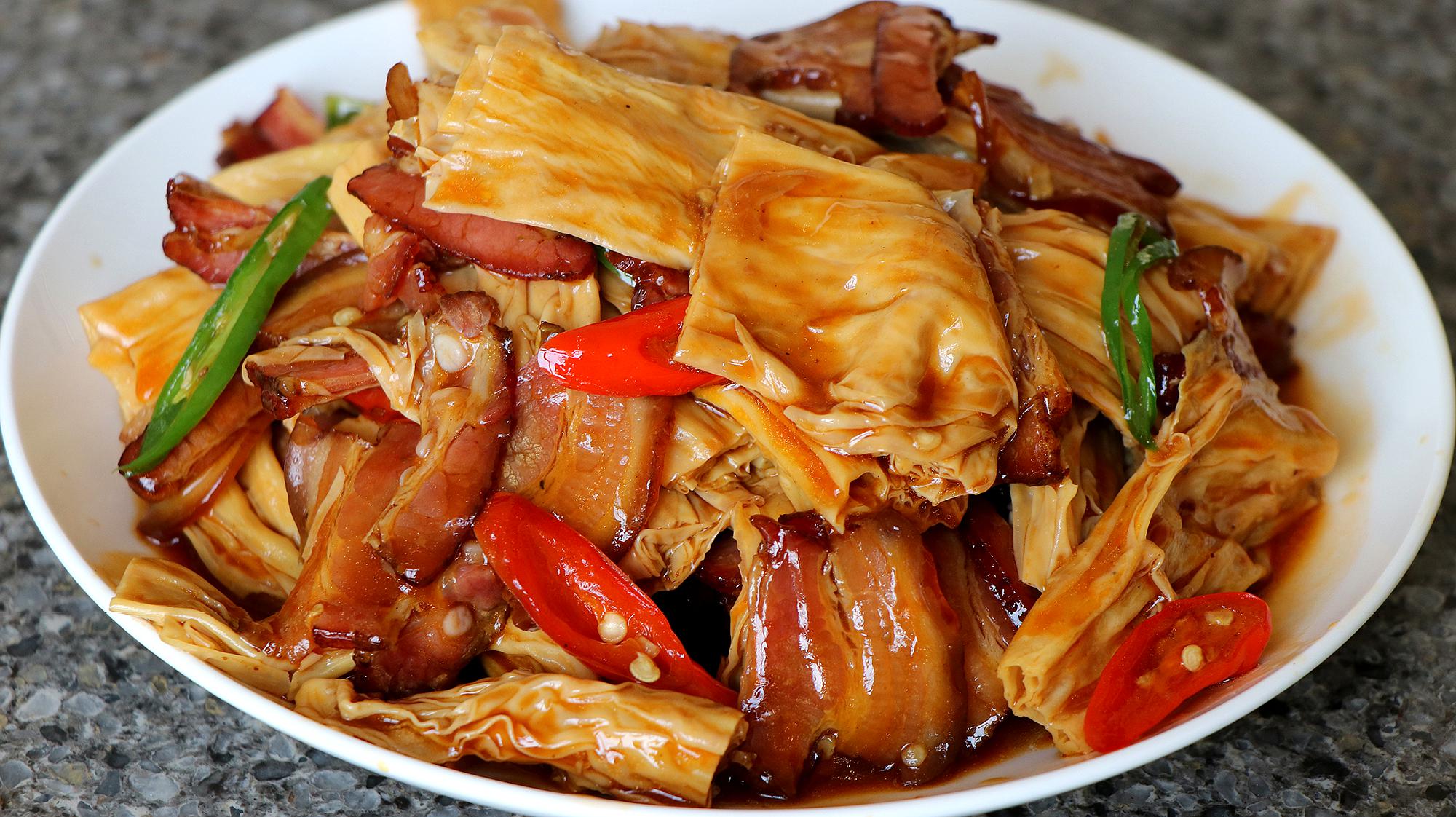 原来腊肉跟腐竹搭配这么好吃,出锅香气扑鼻,特别好吃又下饭