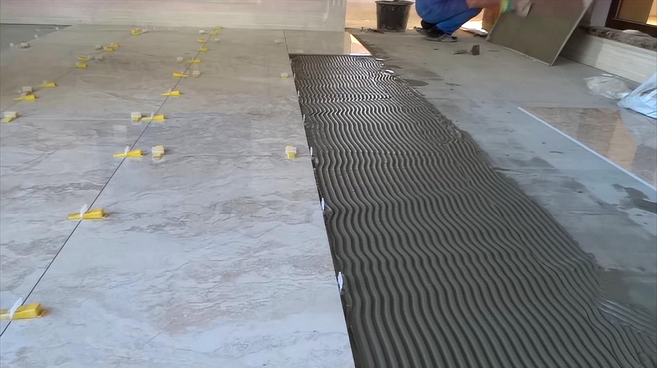 客厅地面铺贴大幅面瓷砖施工工艺