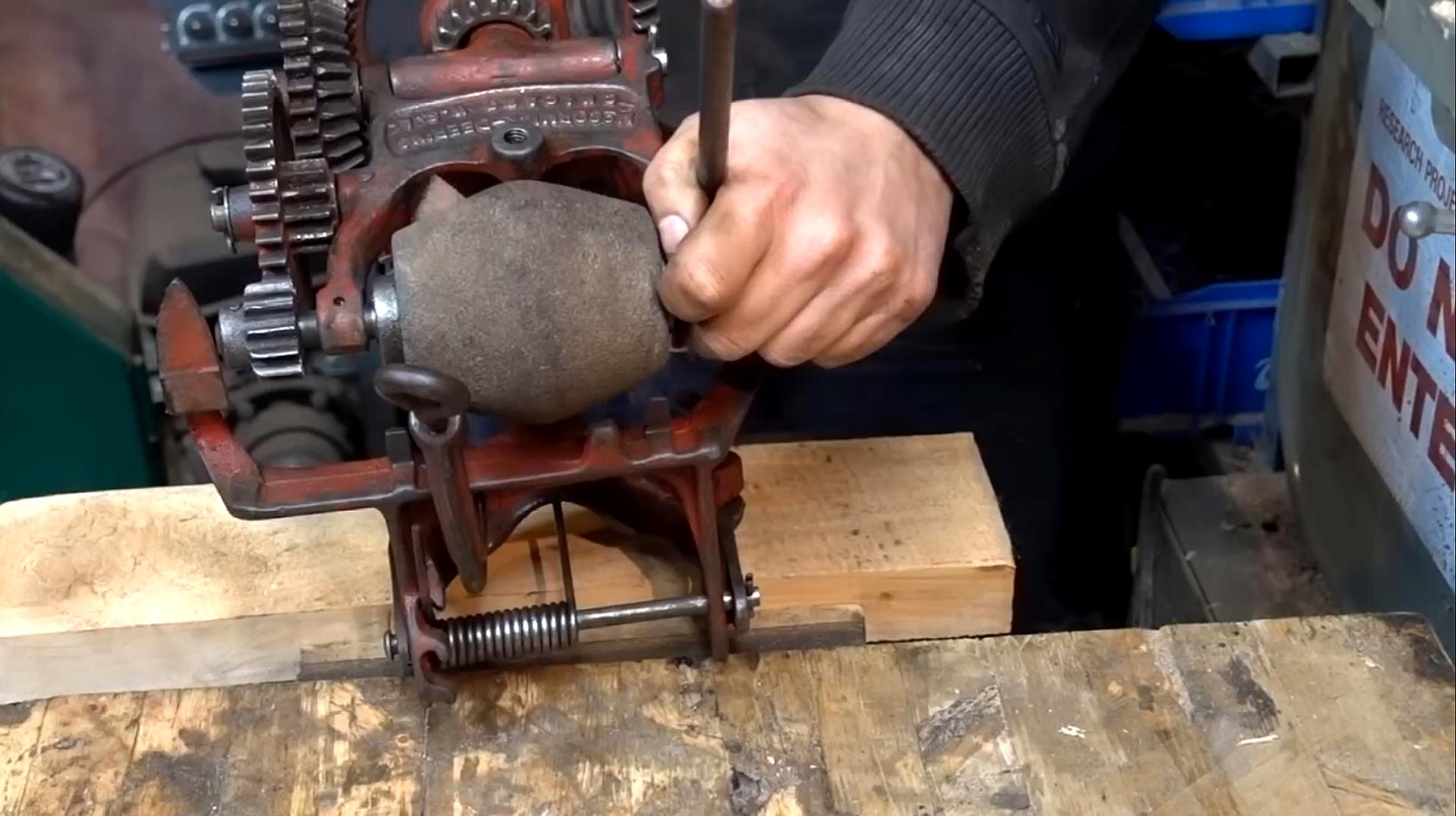 老式镰刀磨刀机,这玩意很罕见,你们见过吗?