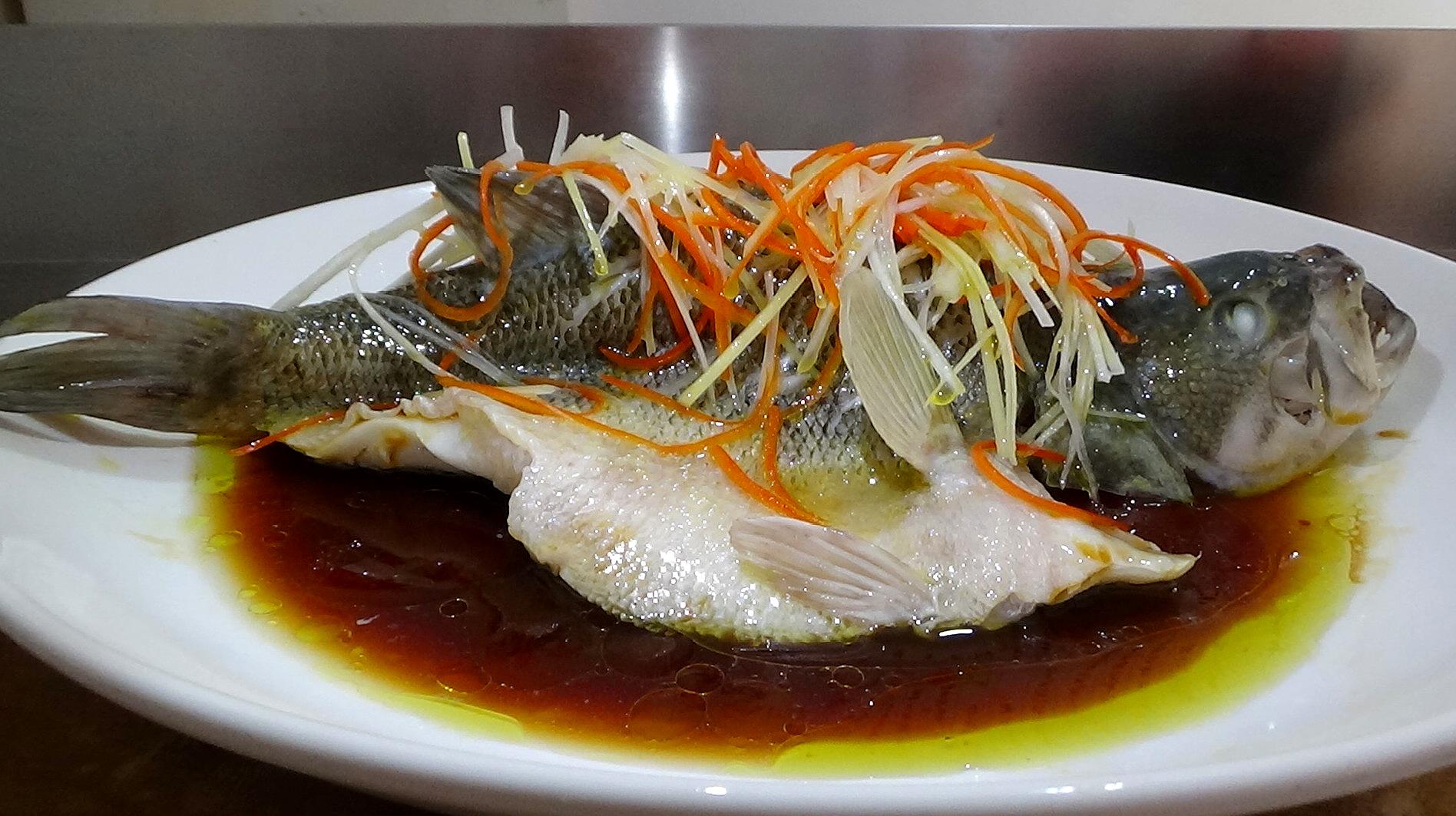 十几年的大厨教你清蒸鲈鱼技巧,鱼肉鲜香滑嫩,做法很简单