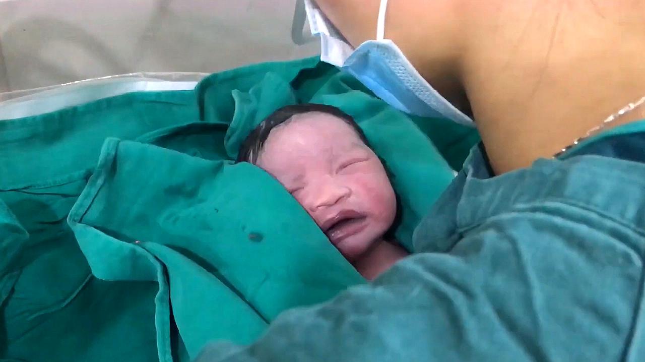 孕产视频:护士姐姐给刚出生的宝宝擦洗身体