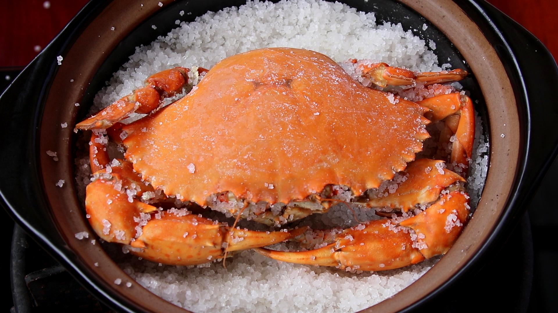 青蟹用盐焗的方法做出来就是好吃,鲜香味美,真解馋