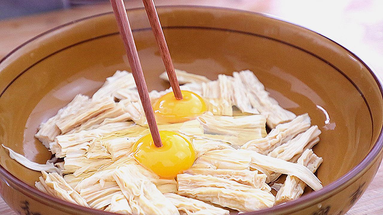 腐竹加上两个鸡蛋,没想到这么好吃,接待客人有面子,上桌全吃光