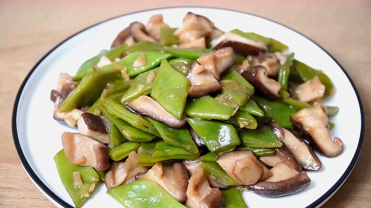 饭店里颜色碧绿,味道好吃的香菇豆角,怎么做出来的?方法给大家