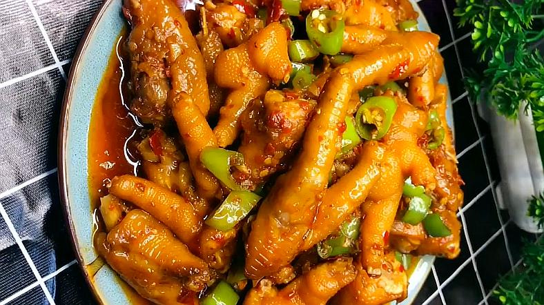 服务升级 6青椒炒凤爪:辣椒清洗干净切丝,把鸡爪清洗干净去掉指甲剁