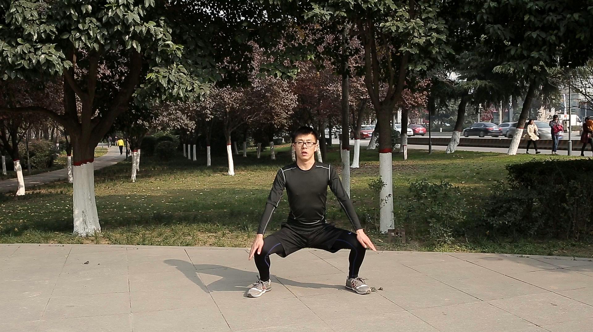 腿粗,内脏脂肪多,手摸膝盖半蹲就能有效瘦大腿,管用