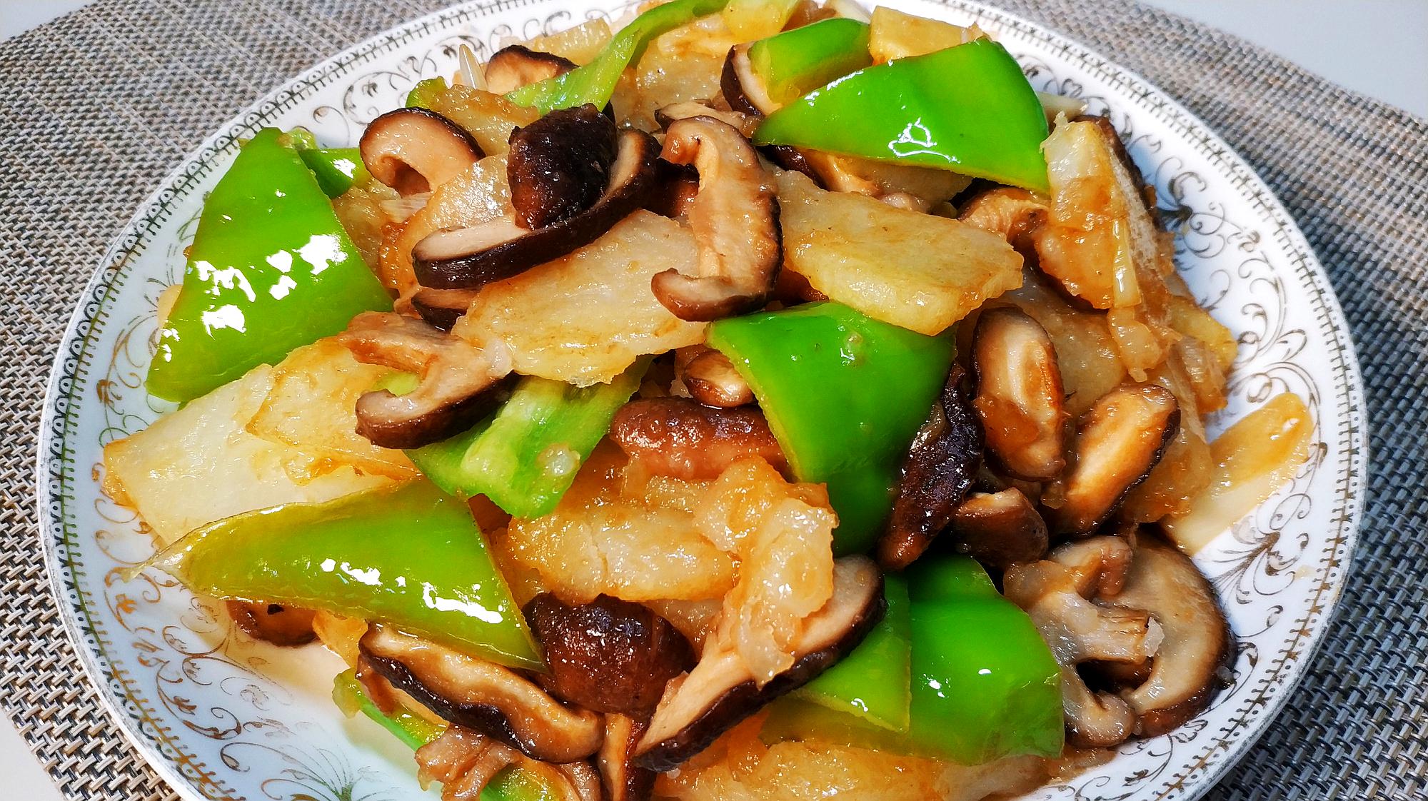 土豆搭配香菇,最美味的做法,好吃不怕长胖,天天吃都不腻