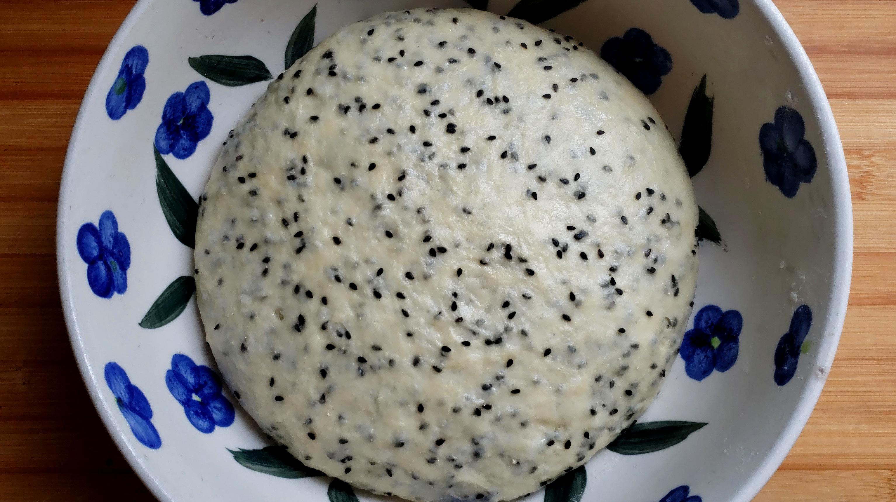 面粉里撒一把芝麻,这种做法真独特,比馒头好吃,比油条简单,香