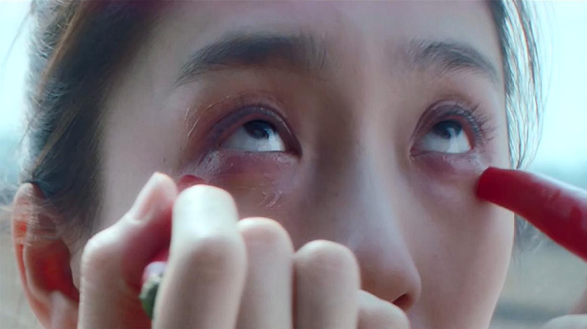 眼睛被戳伤流泪怎么办 手指戳到眼睛一直流水