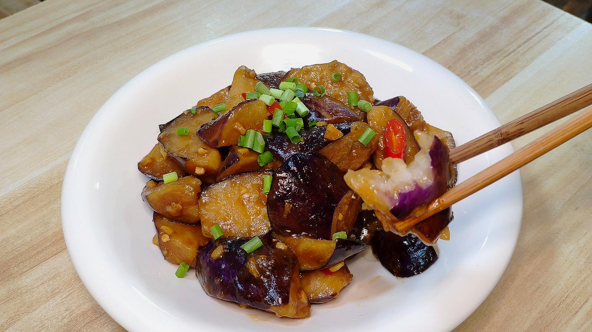 我家最爱这样做红烧茄子,不油炸,加2片猪肉,咬一口满嘴留香