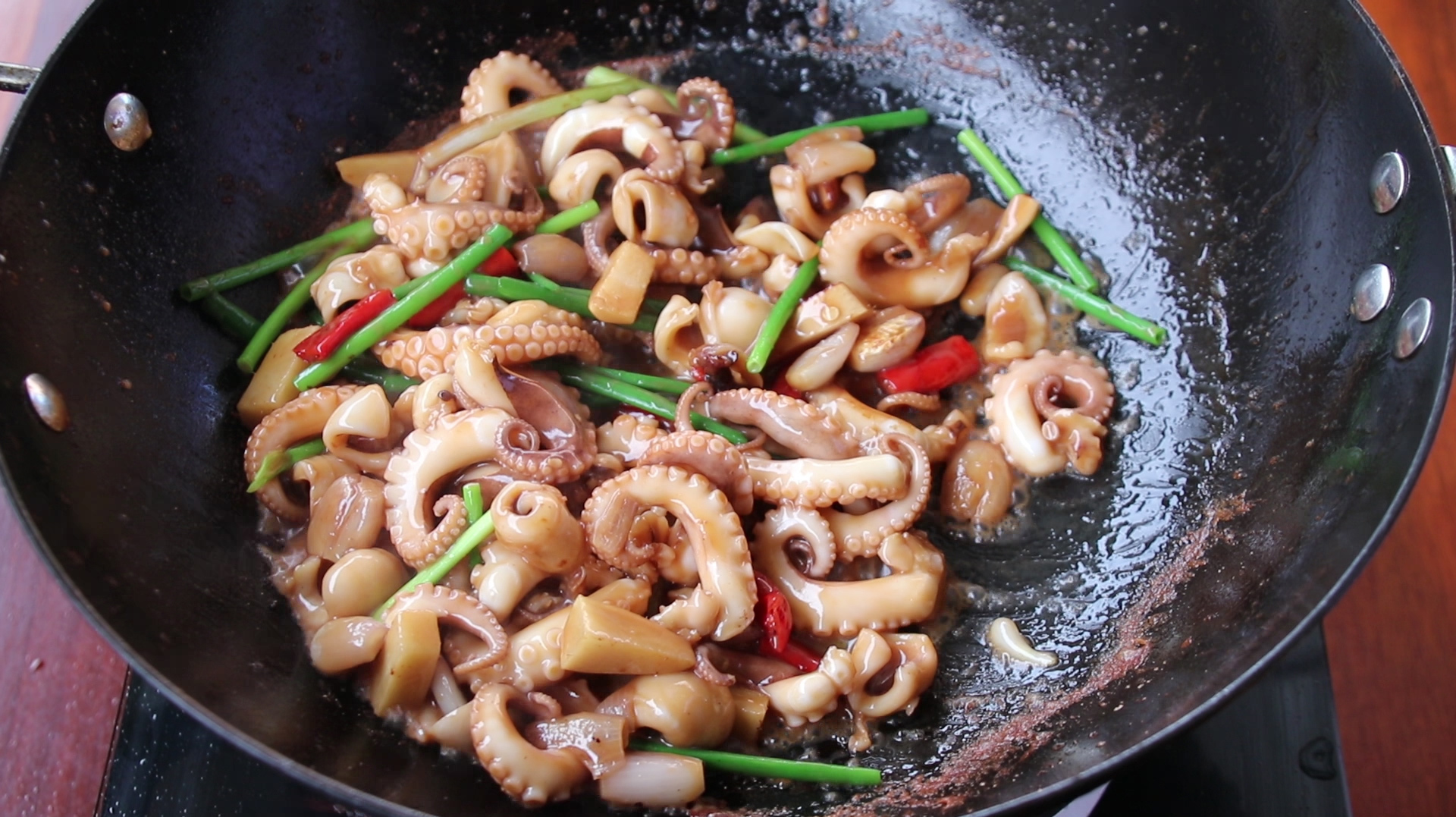 03:26  来源:好看视频-家常红烧鱼的做法,教你怎么煎鱼不粘锅,学会