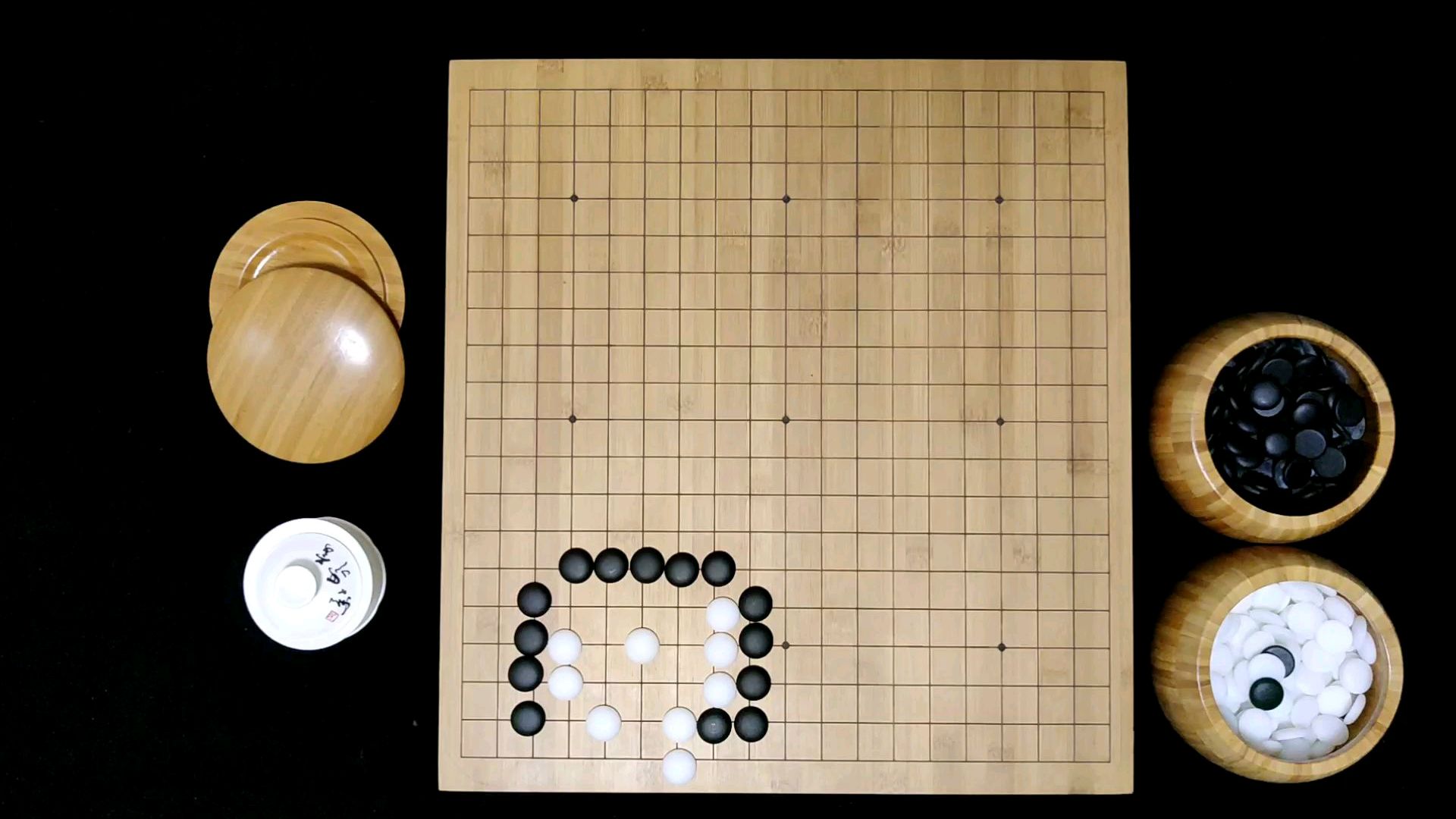 2围棋玩法:首先黑棋先下缩小眼位,然后白棋下一子虎,黑棋如果冲,白棋