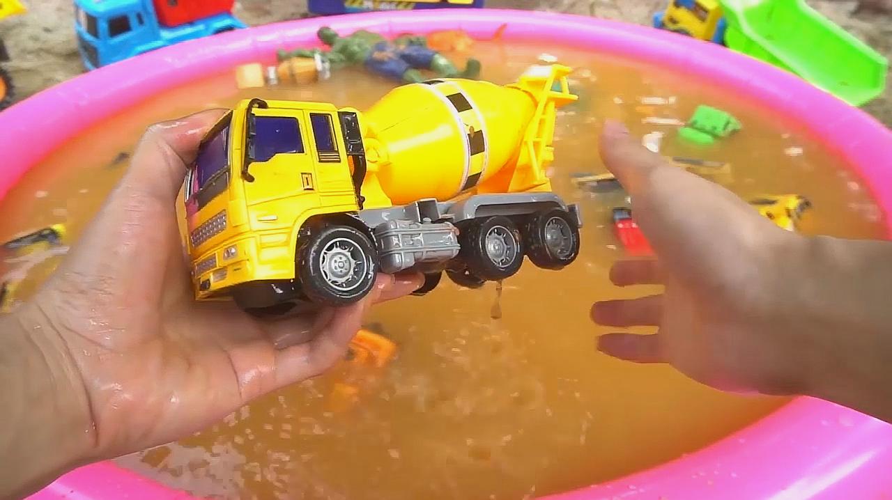 水池里有好多脏兮兮的小汽车玩具,我们快来帮它们清理一下吧