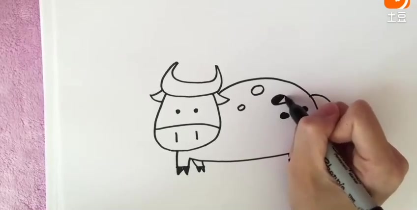 4站立在草地上的奶牛的画法  01:40  来源:好看视频-可爱小动物简笔画