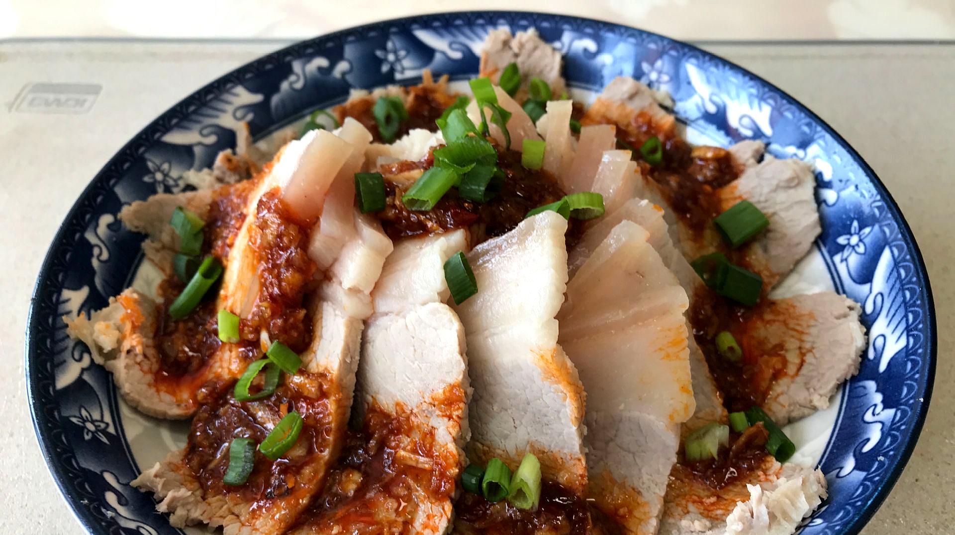 蒜泥白肉这样做最好吃,农村大妈教你新做法,香辣鲜美