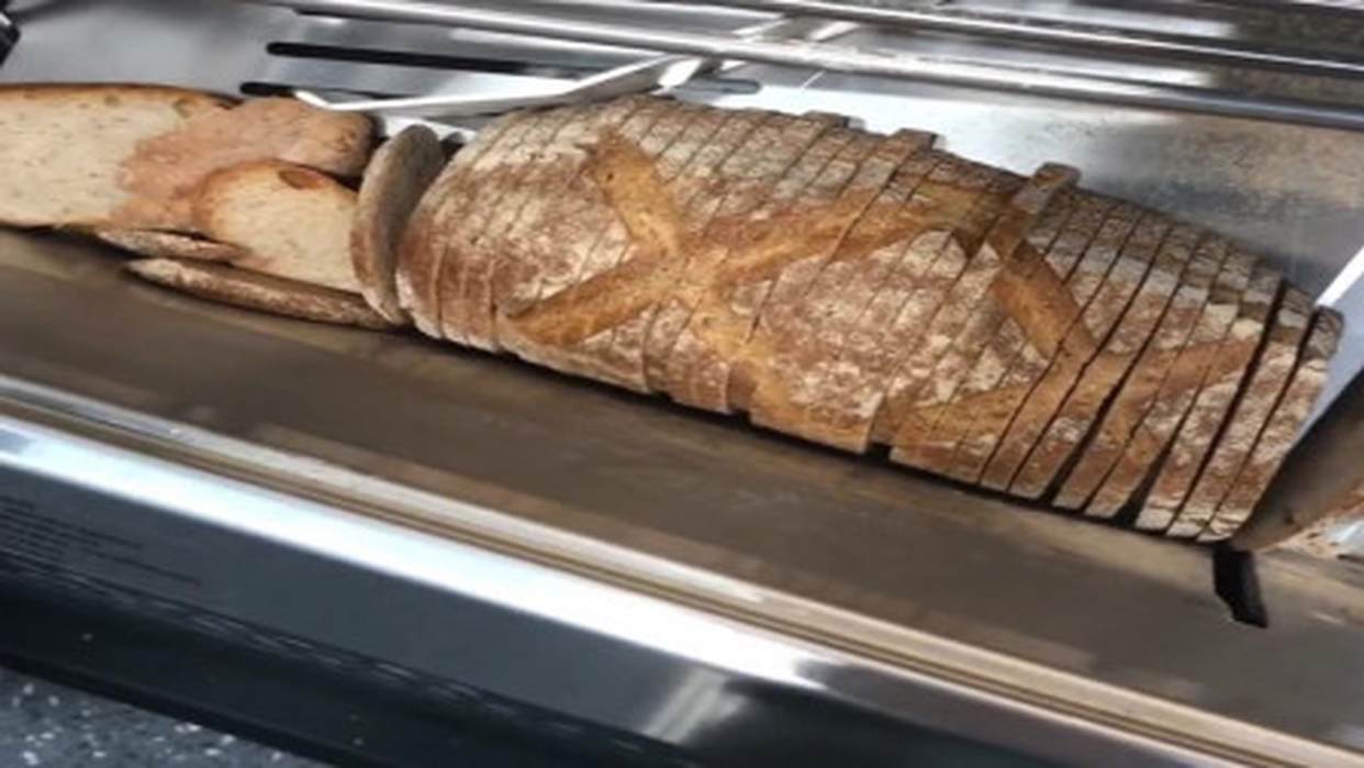 实拍德国超市面包机切面包,为什么德国的面包都这么硬?