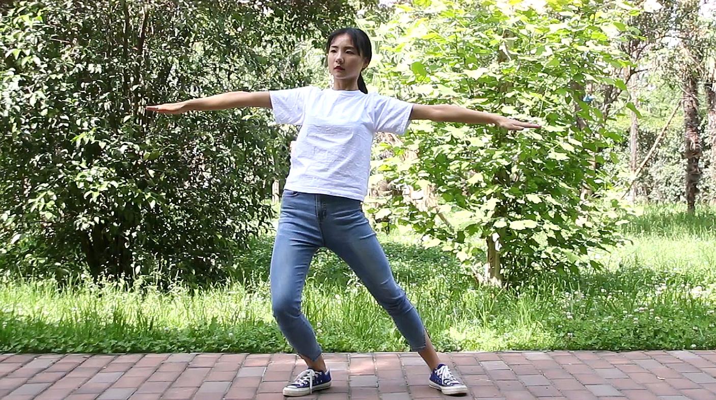 经络不通人发胖,一个小动作,拉伸全身疏通经络,快速瘦下来