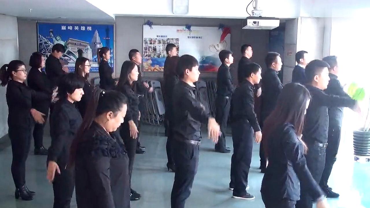 2社会摇舞蹈教学:身体根据音乐的节奏律动,脚下踩好节拍,手臂挥舞出