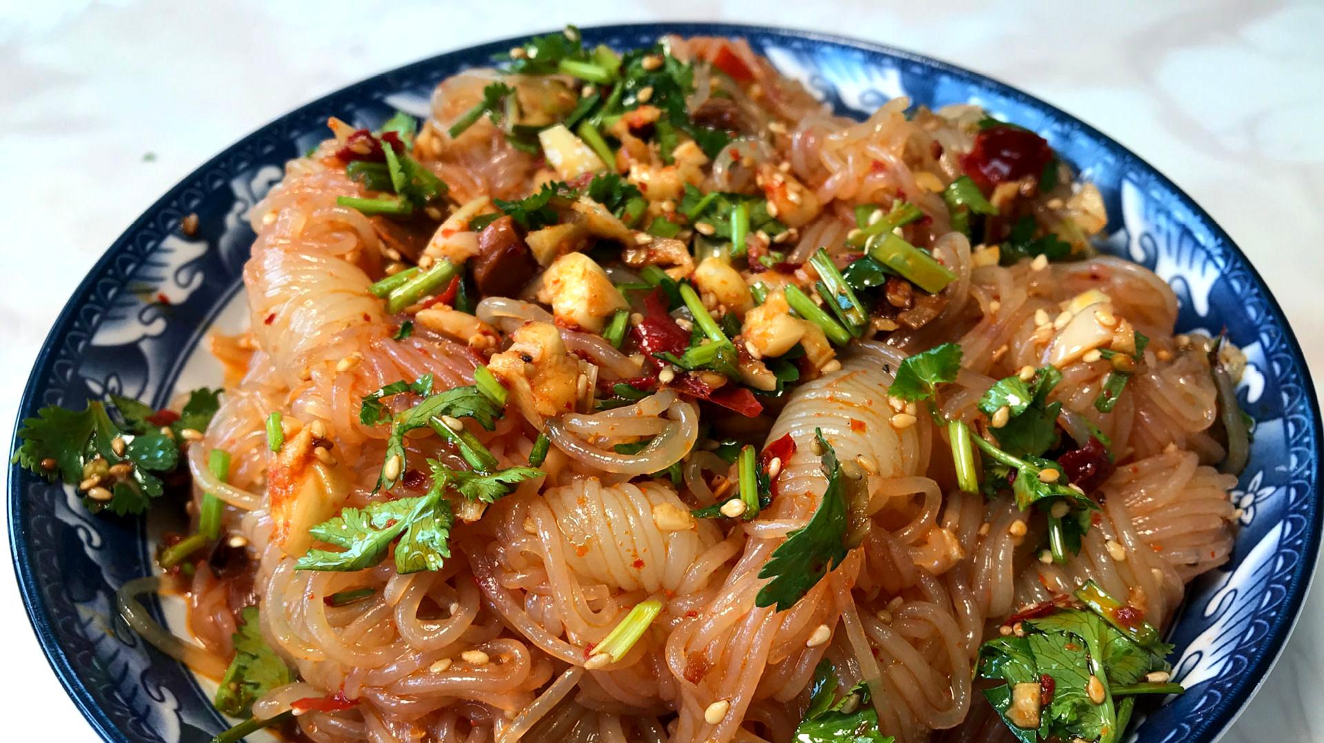 凉拌菜怎么拌最好吃,农村大妈教你新做法,香辣爽口,还不胖人