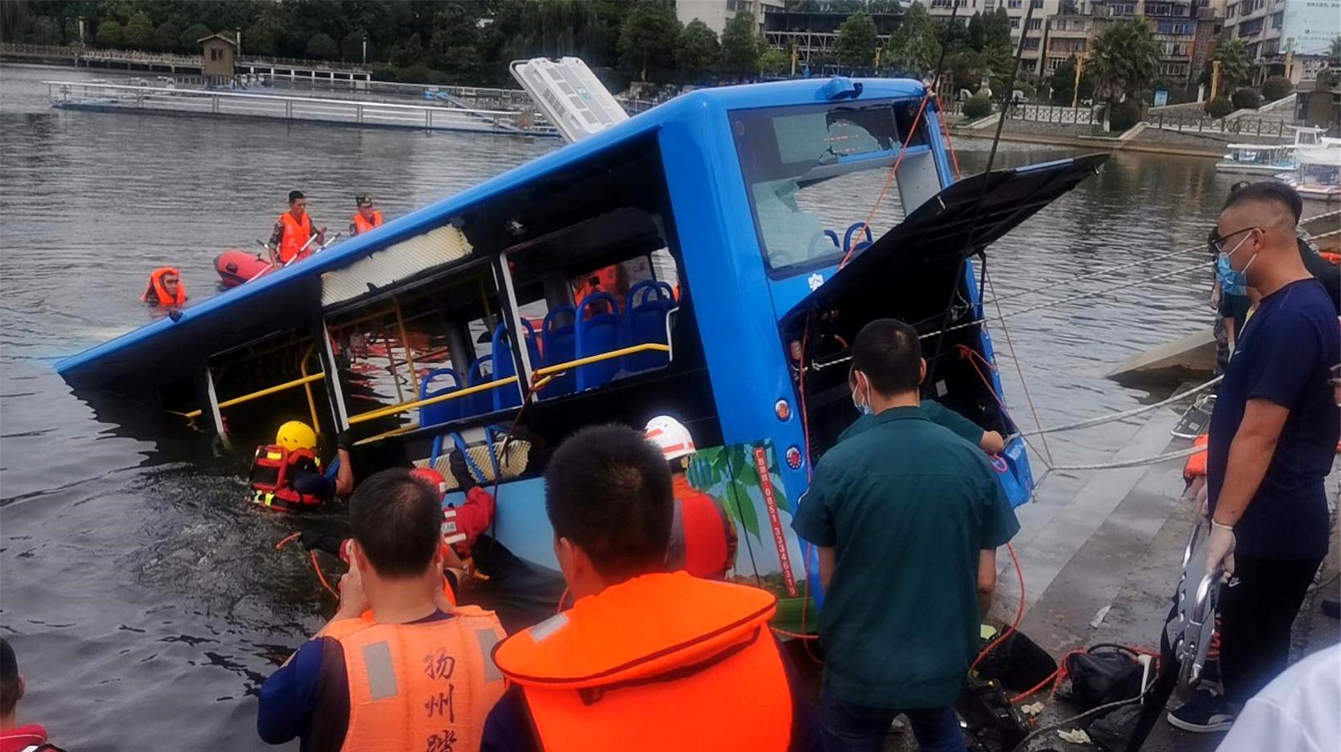 贵州坠湖公交车司机驾龄超20年_百度搜索