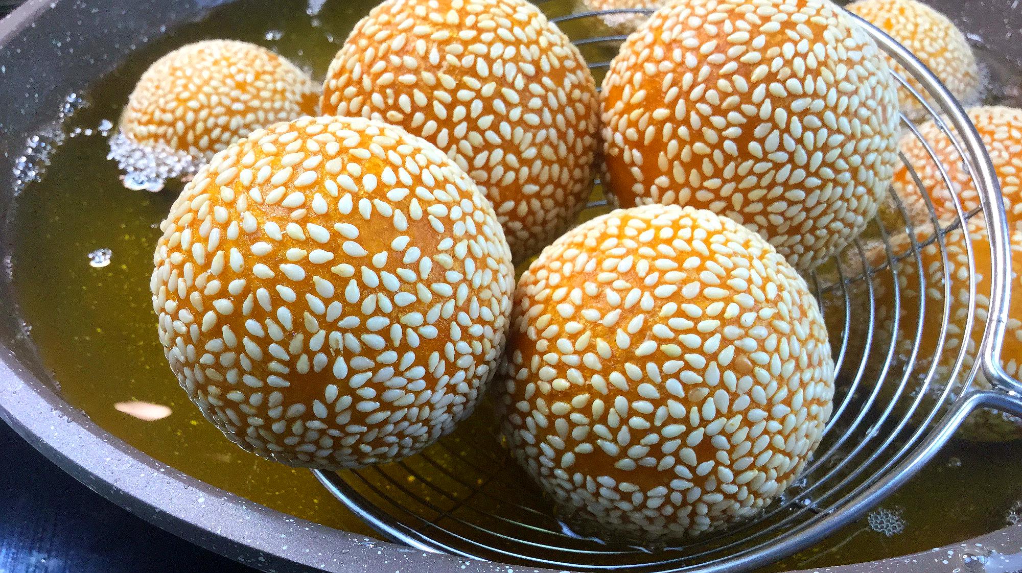 炸丸子,很多人第一步就错了,难怪塌陷又开裂,想要好吃有诀窍