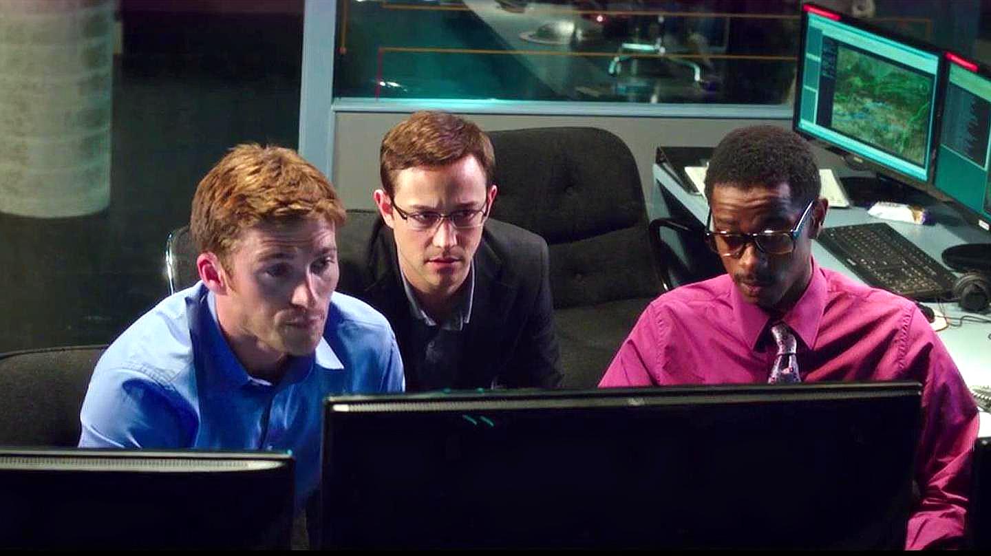 当发现理想和现实相违背,小伙选择理想,电影《斯诺登》