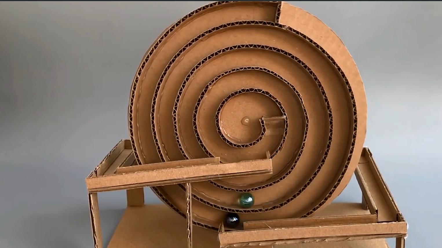 懒人的福音 4科技奇趣之创意发明--小哥用硬纸板制作的