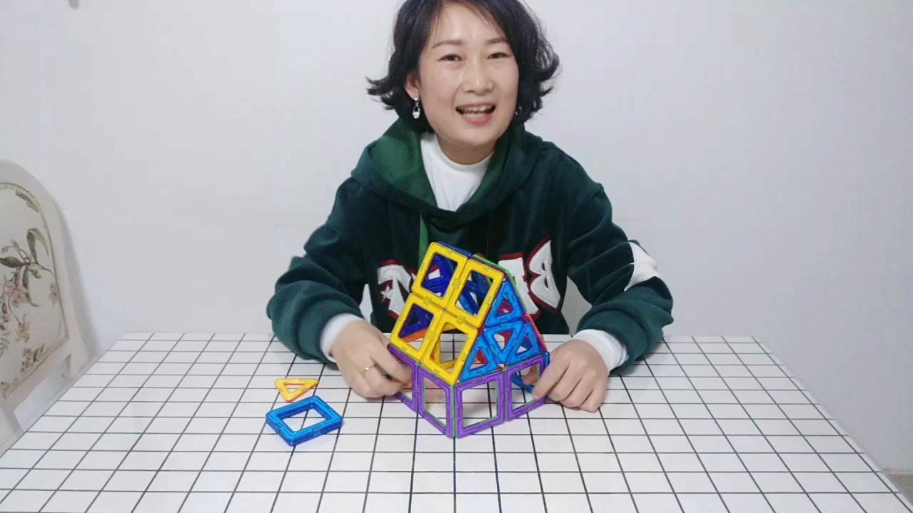宝宝们最爱的益智玩具,芒果姐姐教你用磁力片搭建小房子