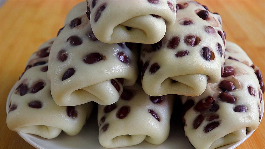 面粉别只是蒸馒头,放一把红豆,卷一卷,蓬松喧软又香甜,超简单