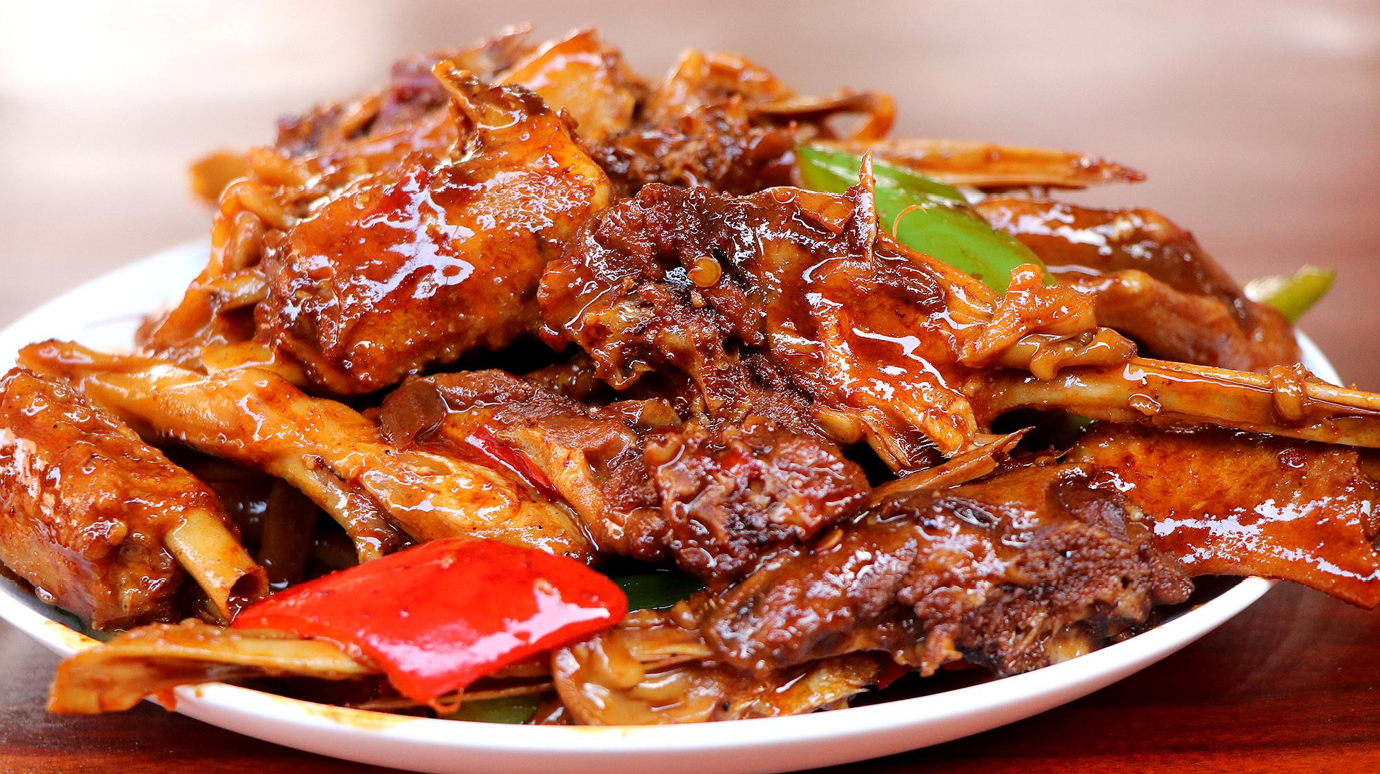 鸭翅鸭掌鸭头一起焖,这样做出锅香气四溢,越吃越香