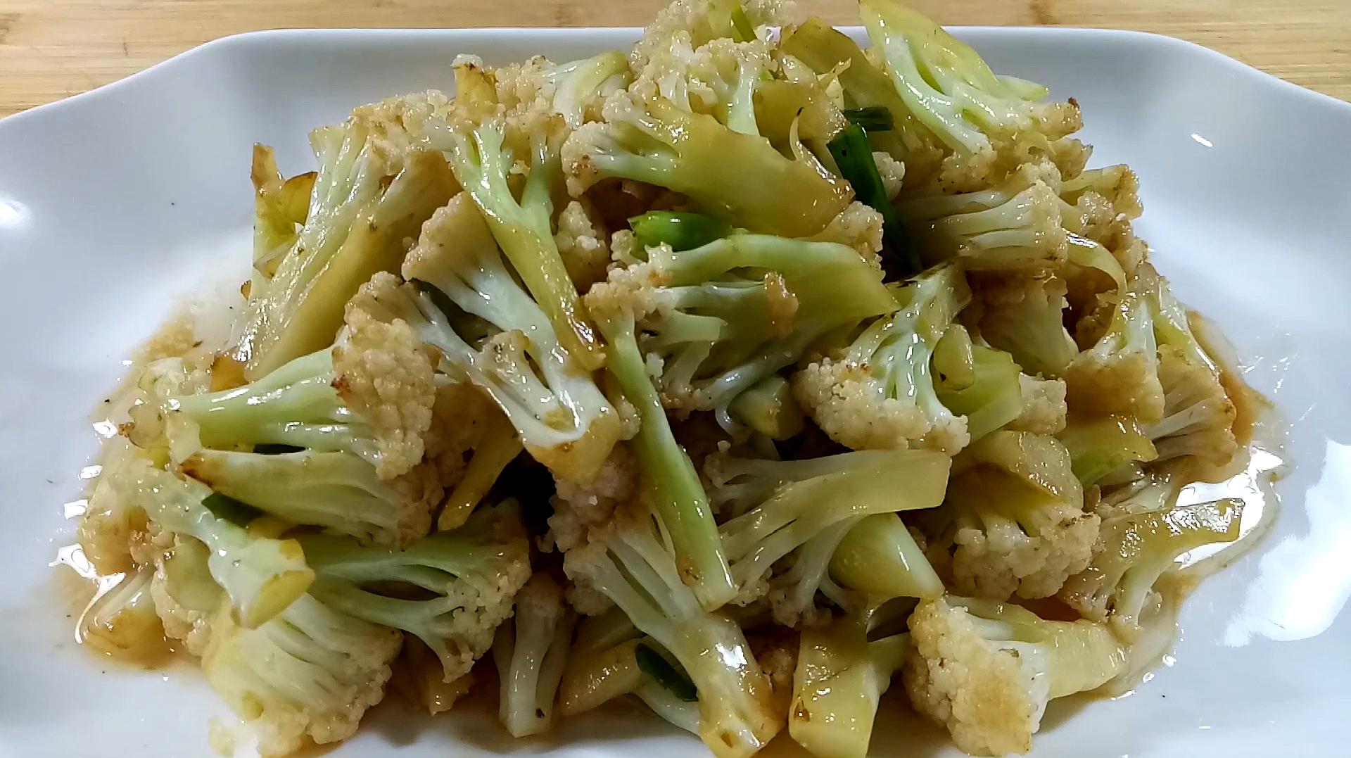 爱吃菜花试下这做法,简单又好吃,非常开胃下饭,给肉都不换