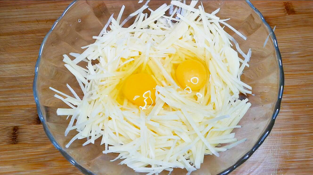 土豆丝里打2个鸡蛋,超好吃,我家孩子天天点名要,每次都被抢光