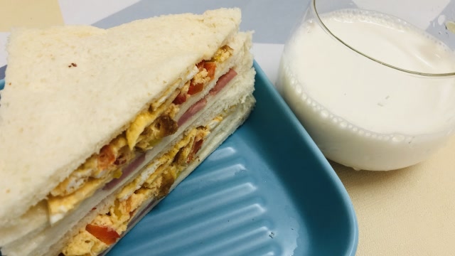 早餐食谱三:三明治加牛奶,自己做的三明治感觉就是好吃