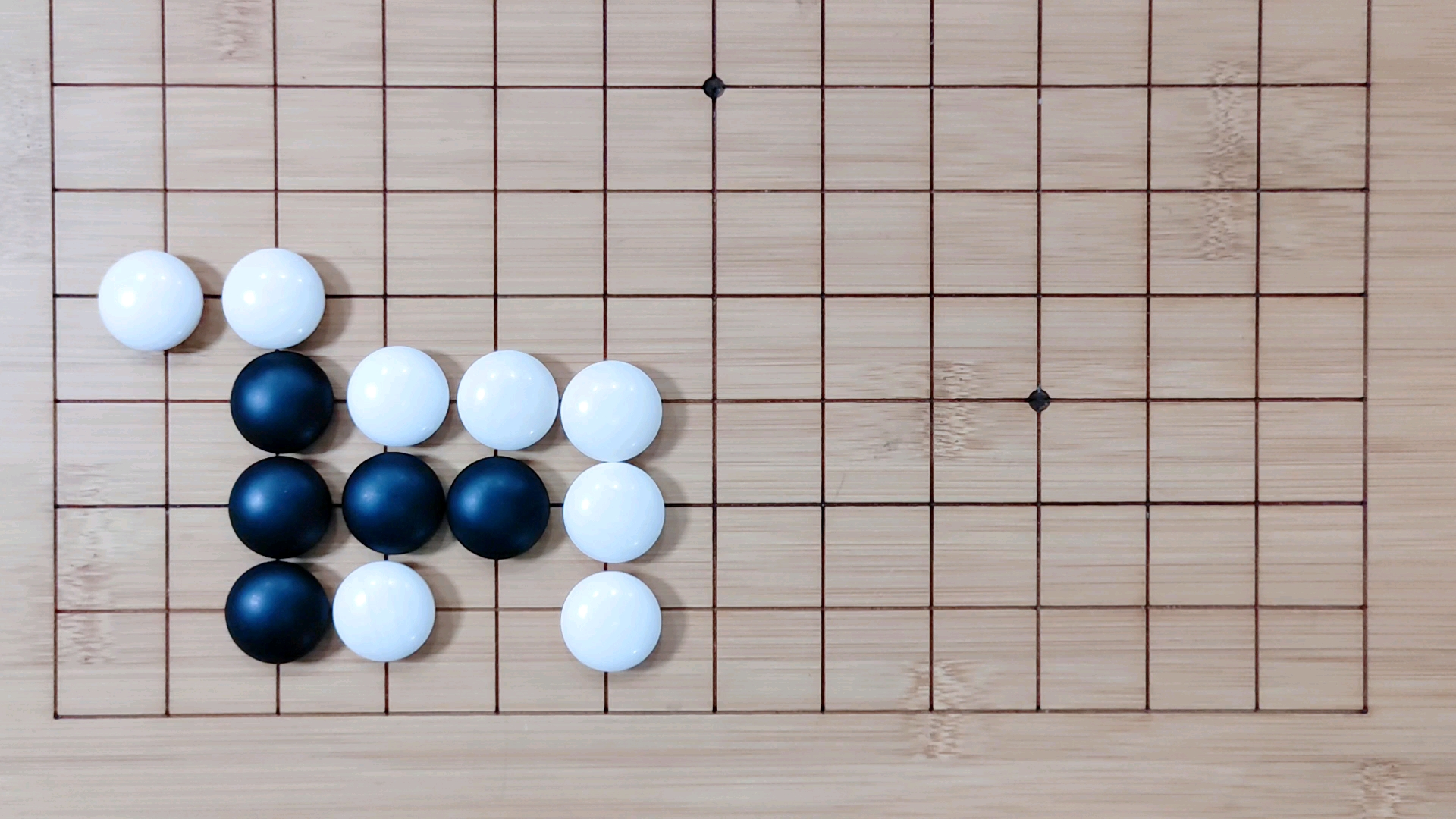 3围棋攻略:首先黑棋缩小眼位,然后白棋连接,黑棋只要一断,白棋继续