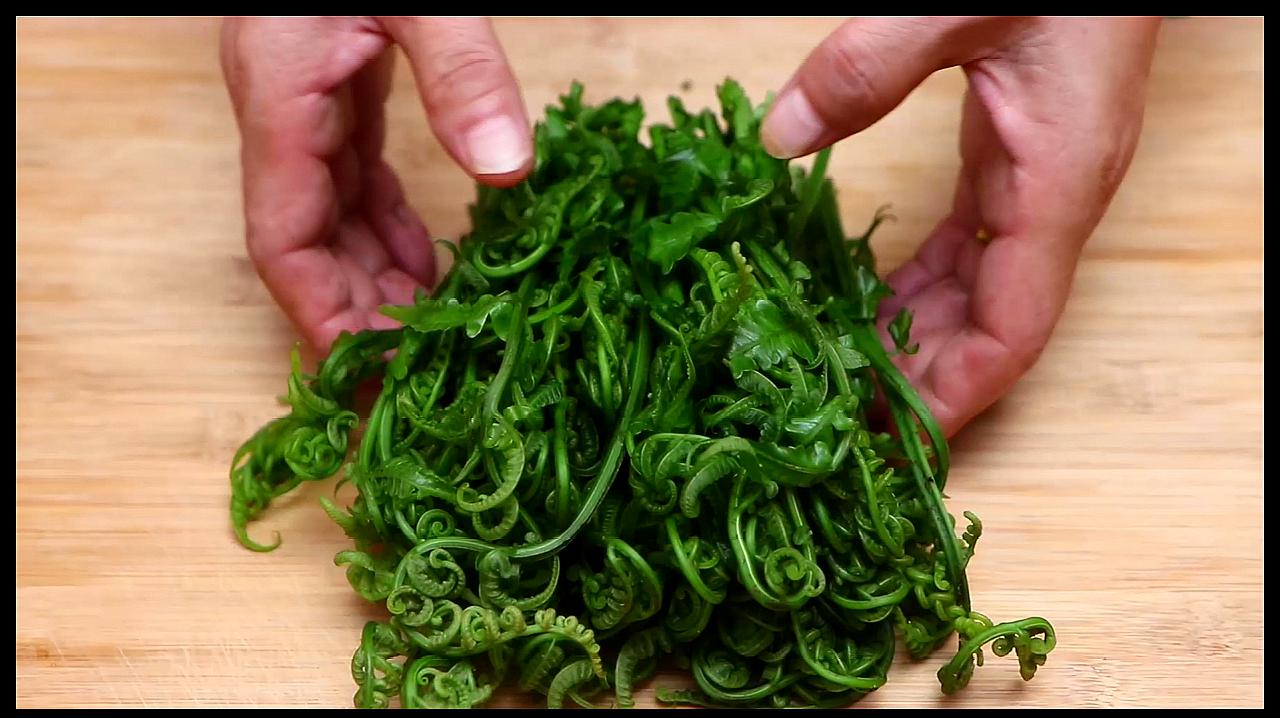 清炒水蕨菜做法分享,不仅做法简单,而且味道还清甜脆嫩