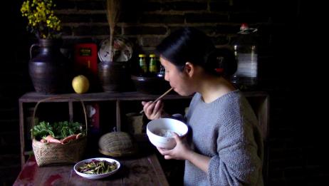 和孩子独居山村第42天 白菜花油炒饭是一天的食物 爱言情