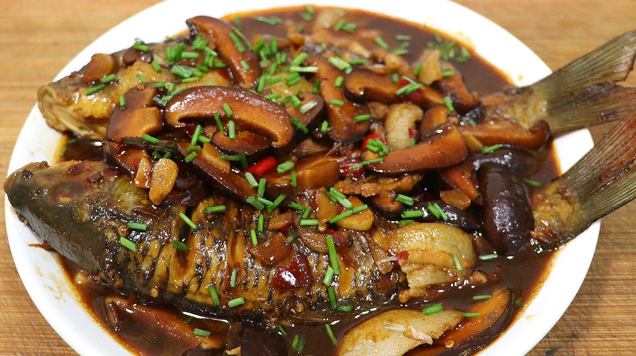 红烧鲤鱼的正宗做法,不粘锅也不破皮,鱼肉鲜嫩,好吃不腥有秘诀