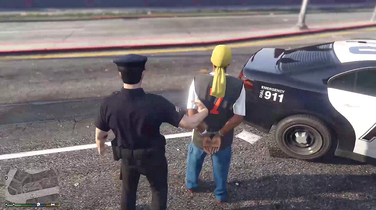 如何玩gta5警察?