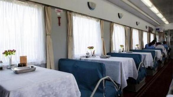 男子餐车吃盒饭遭列车员阻止 称“我全国有群曝光你”