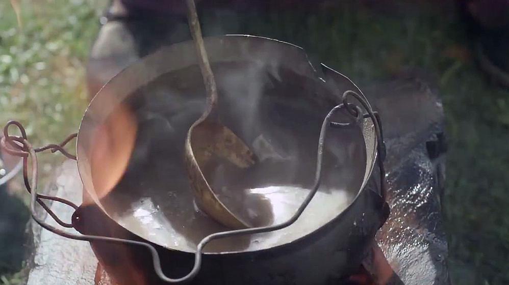 红军长征过草地,粮食吃完了就只能吃皮带了,活着走出去就是胜利