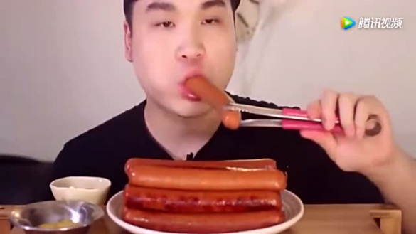 韩国大胃王胖哥吃烤香肠,吃的真带劲儿