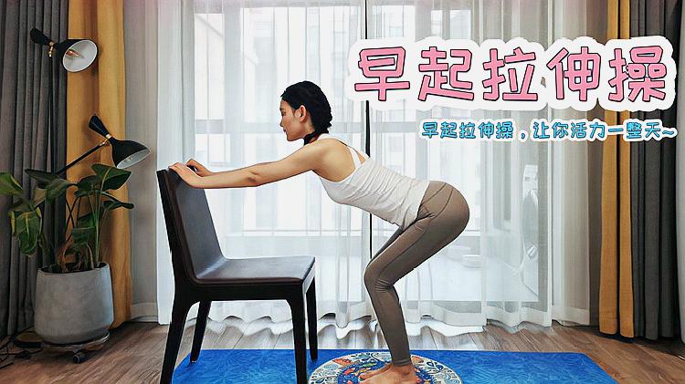 1瘦腰瘦手臂运动,脚尖踩地动作时,注意将身体转向一侧,双脚前后打开