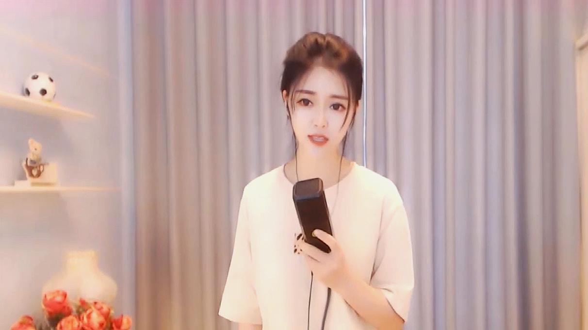 美女直播翻唱《我可以抱你吗》不愧是网红,长得太漂亮了!