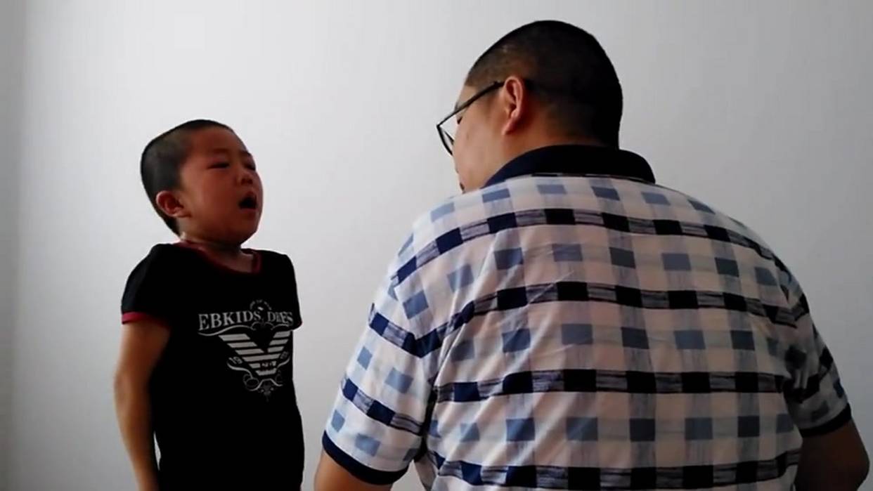 打屁股 不听话挨打被爸爸打屁股