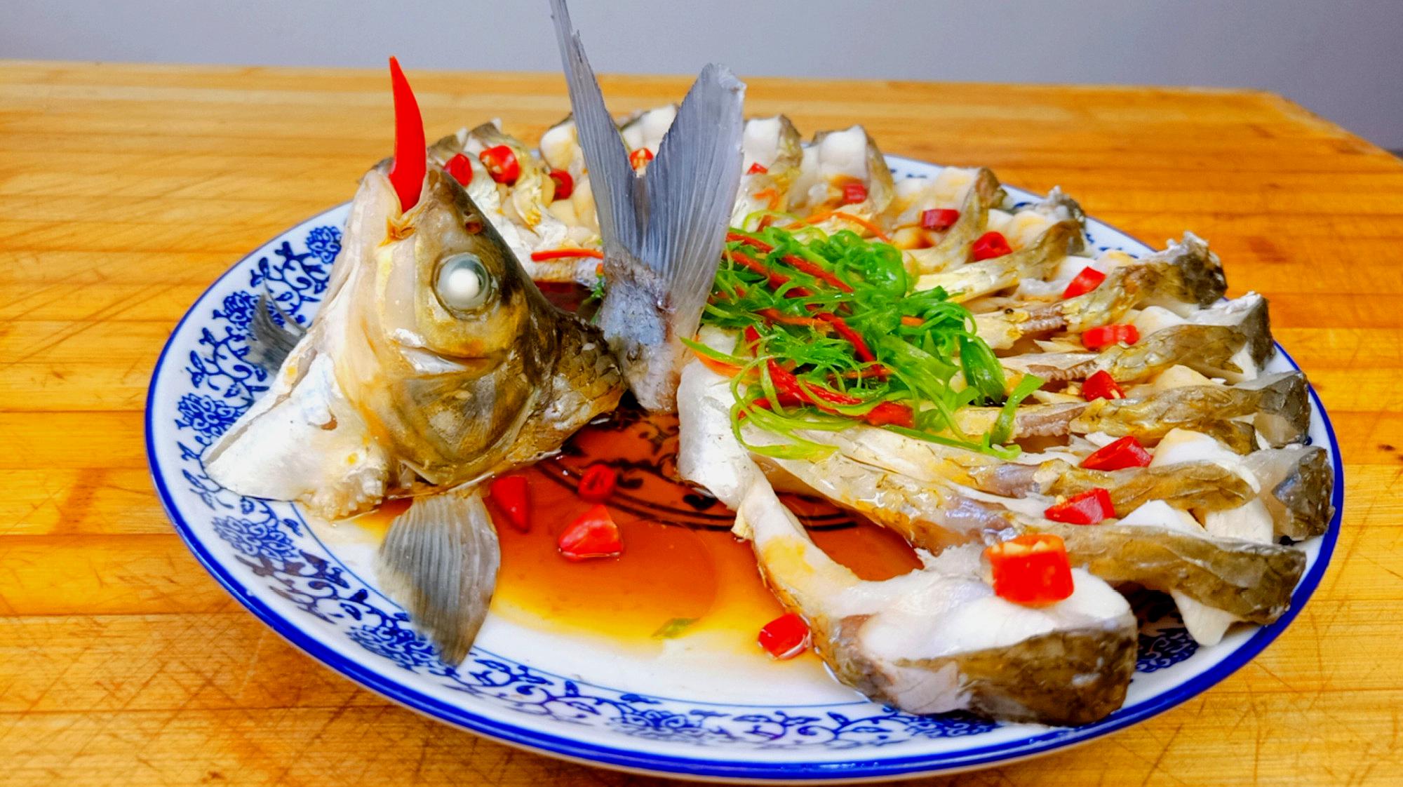 年夜饭孔雀开屏鱼怎么做?3分钟教你烹饪摆盘,原来做法这么简单