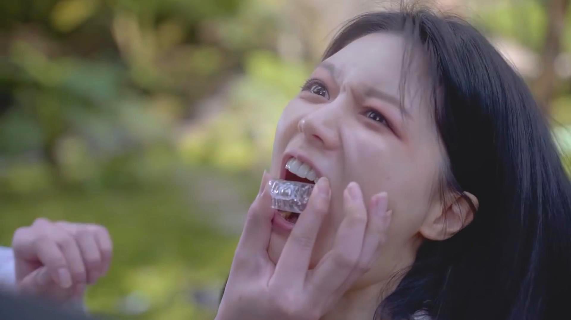 小伙捡到一只漂亮女丧尸,于是给她戴上牙套,让她24小时咬着自己