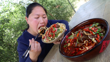胖妹今天吃独食,做1大盆毛血旺,又香又辣,大口吃肉下饭,舒服