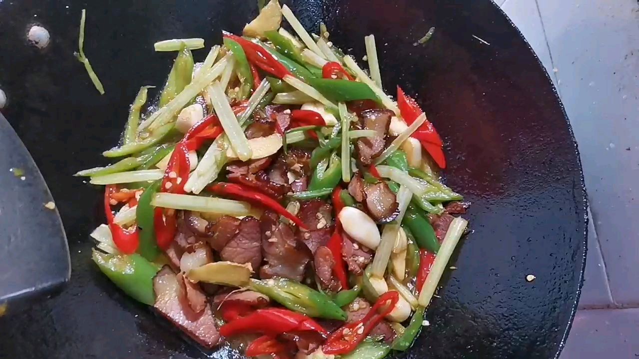 青椒炒腊肉,一道特别简单的家常菜,美味又下饭.