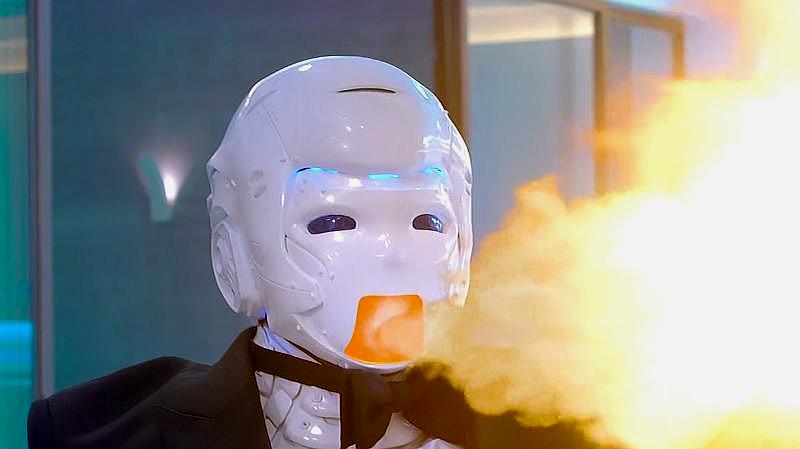 澳门风云2:男子说咖啡有点凉了,机器人从嘴里喷火给咖啡加热