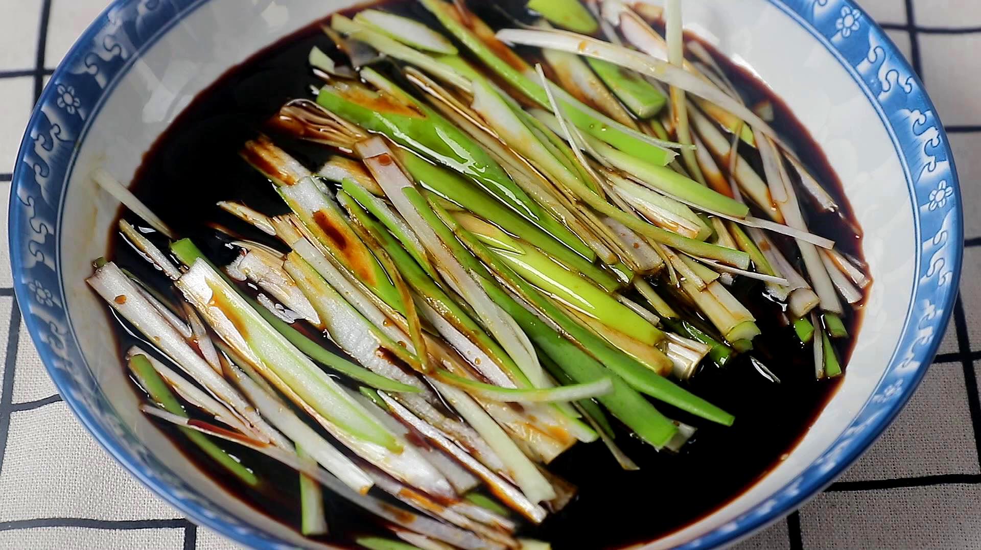 凉拌大葱,教你农家特色做法,特别的开胃下饭,吃一次念念不忘